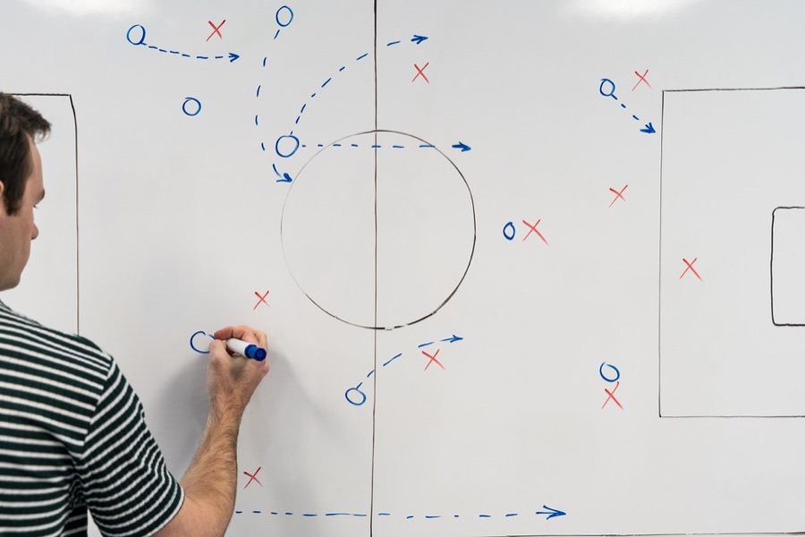 Entrenador dibujando una táctica